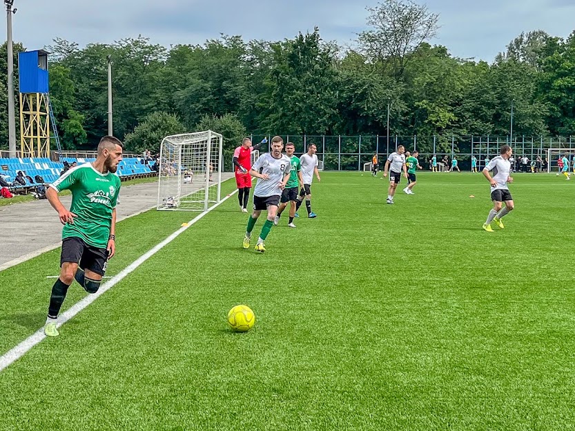 Group of people playing mini football Группа людей играющих в мини-футбол