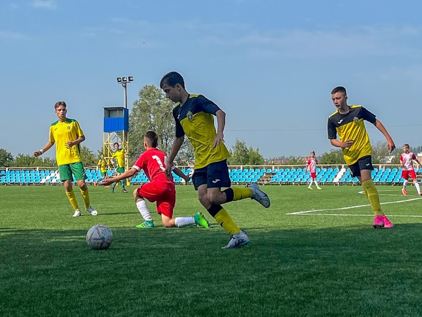 Group of people playing mini football Группа людей играющих в мини-футбол