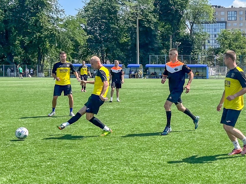 Group of people playing mini football Группа людей играющих в мини-футбол