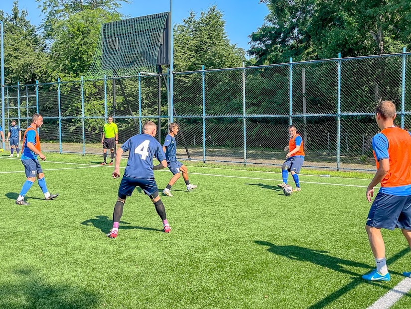 Group of people playing mini football Группа людей играющих в мини-футбол