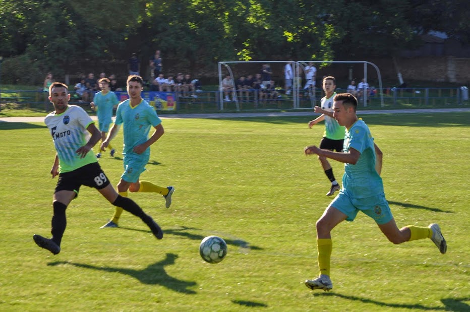 Group of people playing mini football Группа людей играющих в мини-футбол