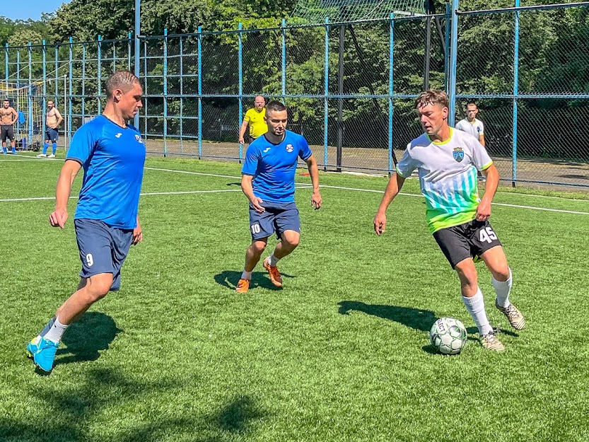 Group of people playing mini football Группа людей играющих в мини-футбол