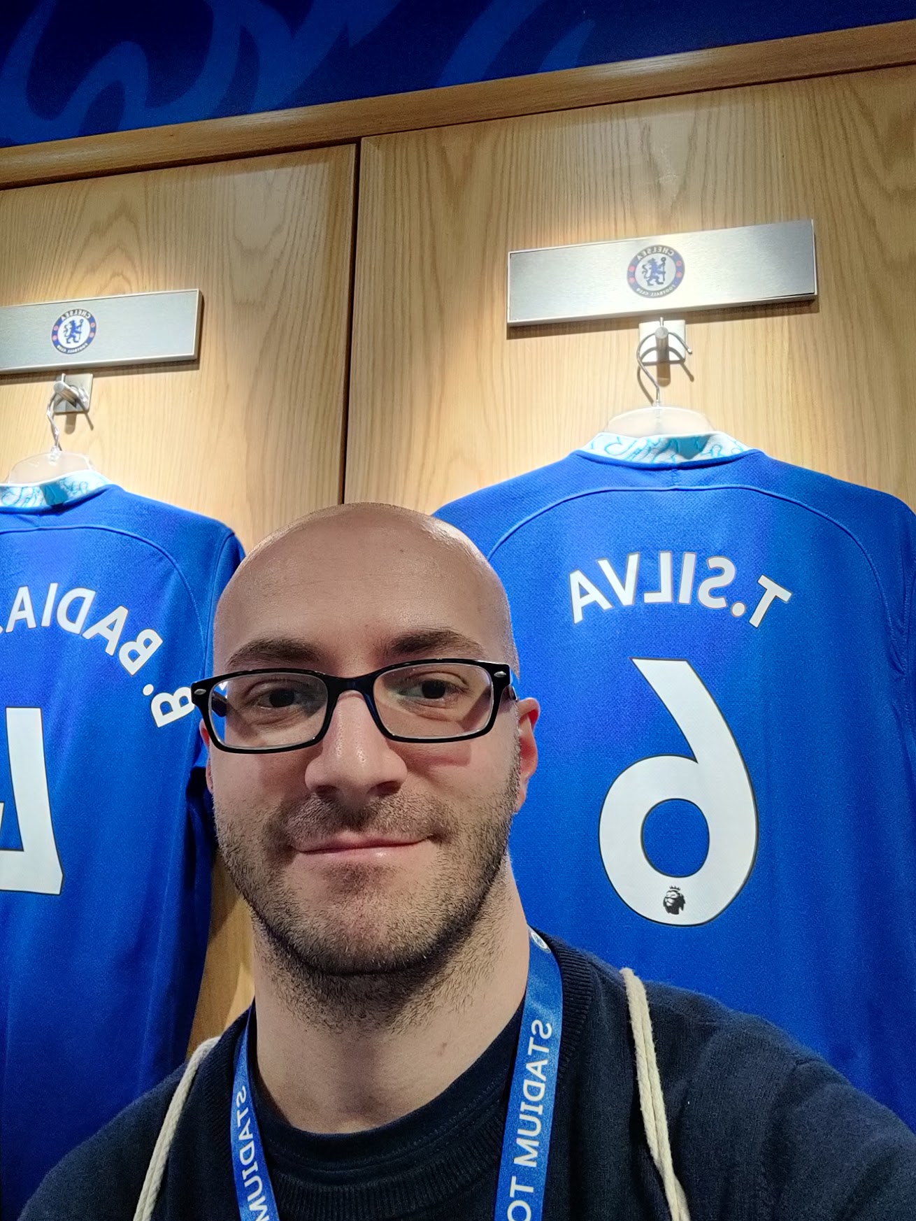 Selfie in front of Thiago Silva's shirt