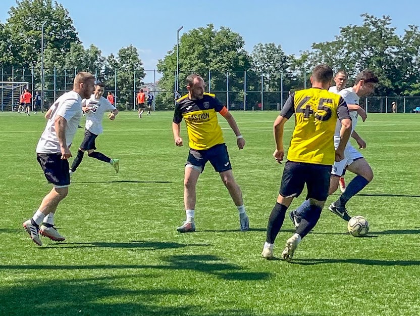 Group of people playing mini football Группа людей играющих в мини-футбол