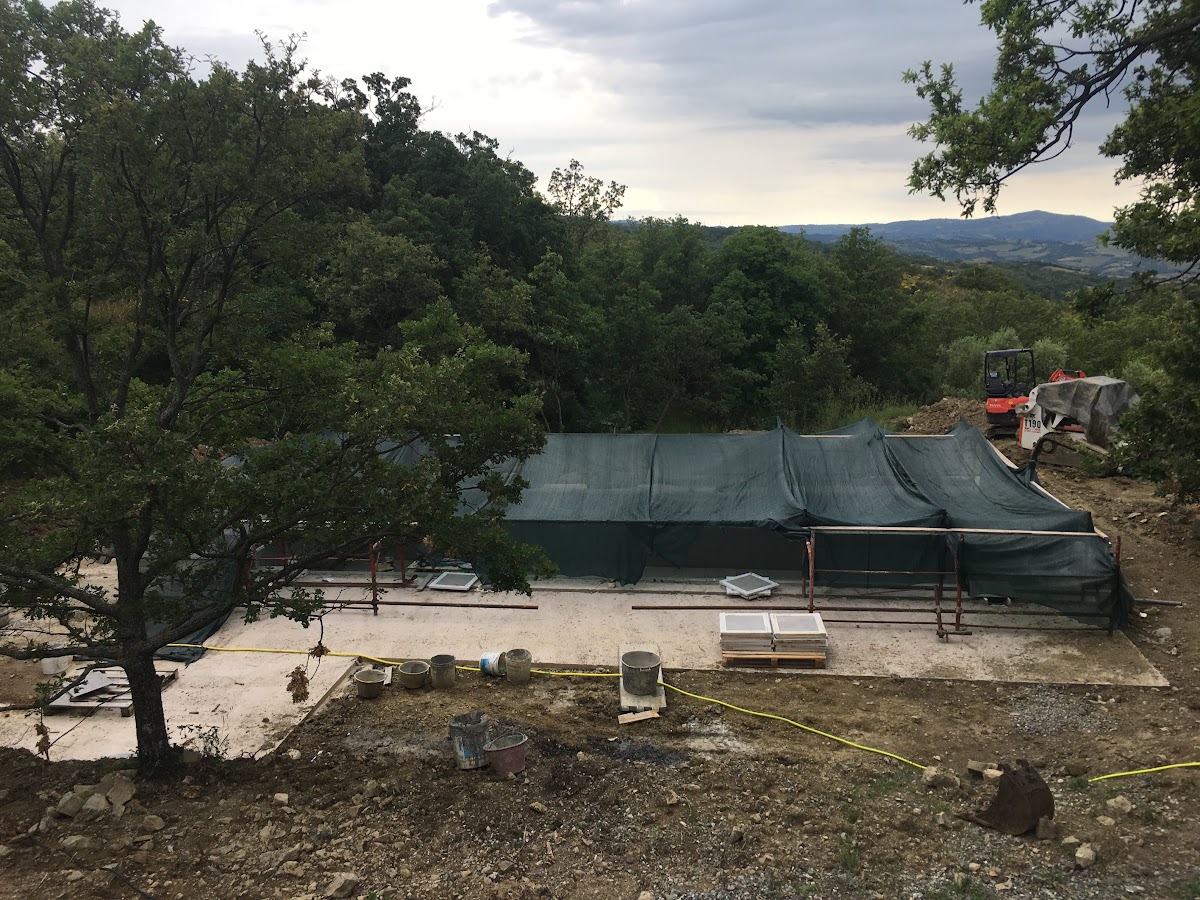 When the final layer of concrete is finished, we start arranging the garden around the pool