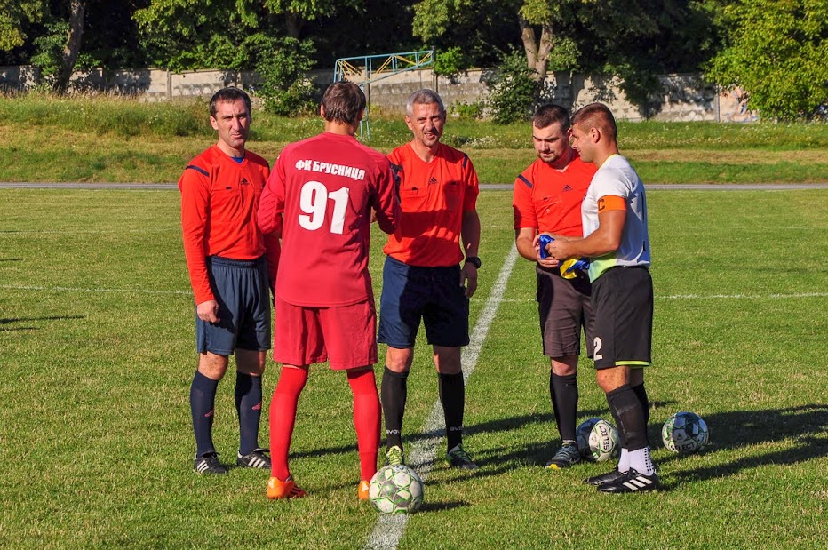 Group of people playing mini football Группа людей играющих в мини-футбол