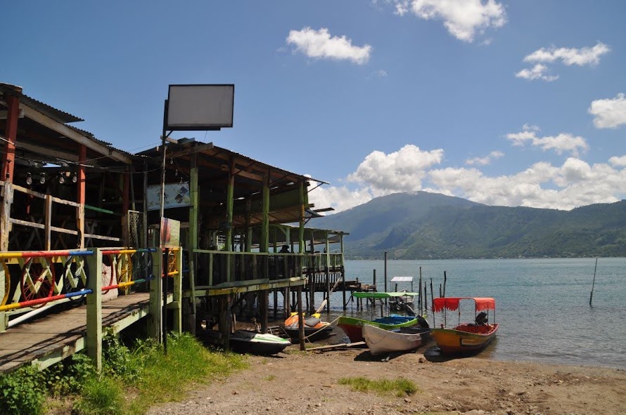 lake coatepeque shore