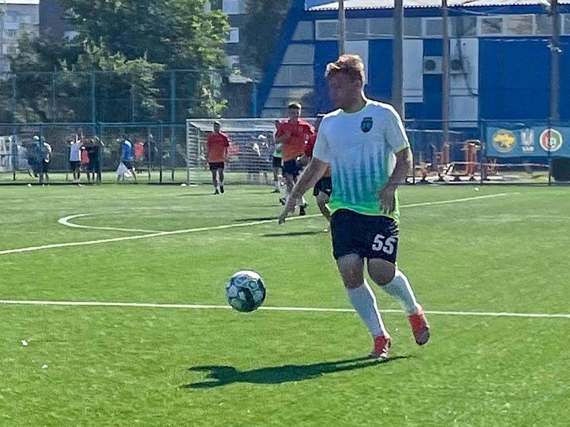 Group of people playing mini football Группа людей играющих в мини-футбол