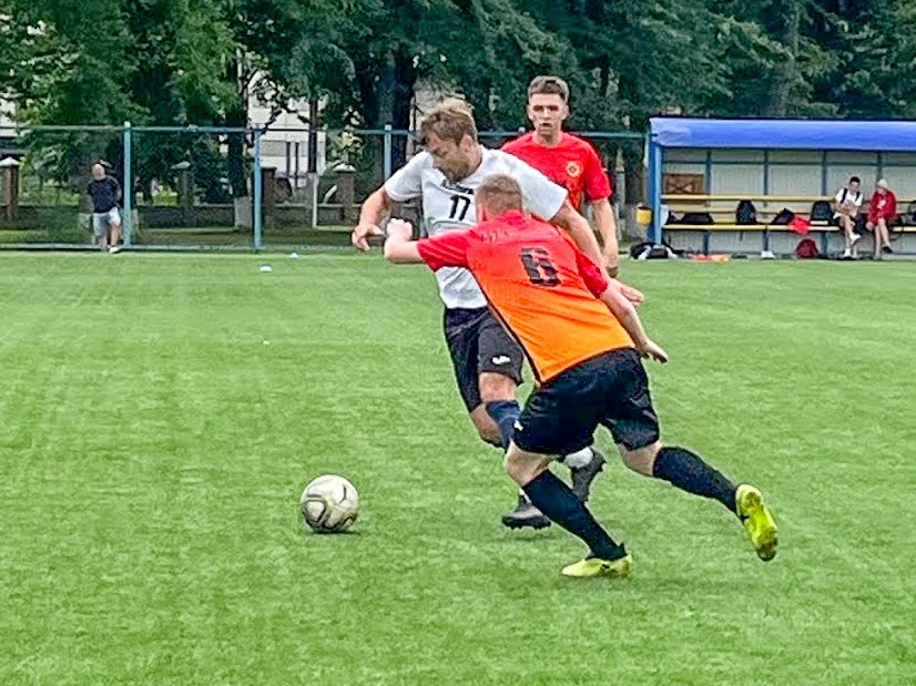 Group of people playing mini football Группа людей играющих в мини-футбол