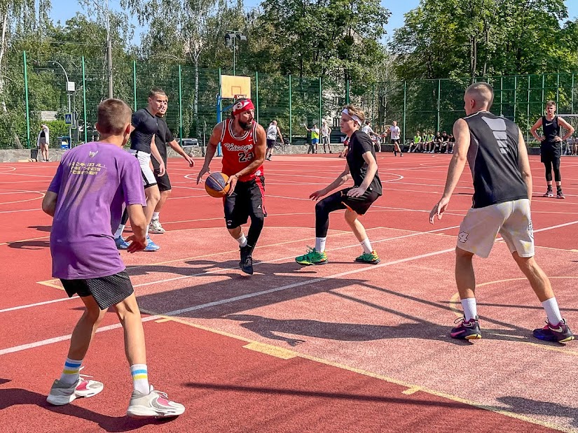 Group of people playing mini football Группа людей играющих в мини-футбол