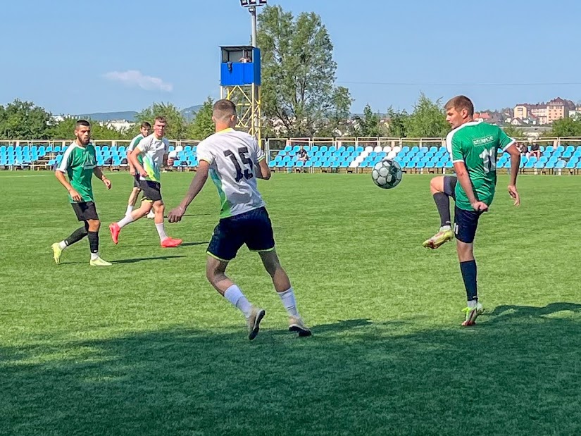 Group of people playing mini football Группа людей играющих в мини-футбол