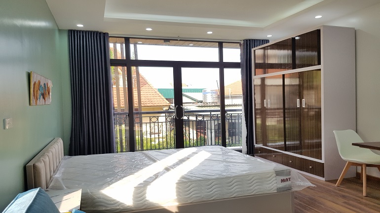 Nice bright studio apartment with balcony in Nghi Tam street, Tay Ho district for rent