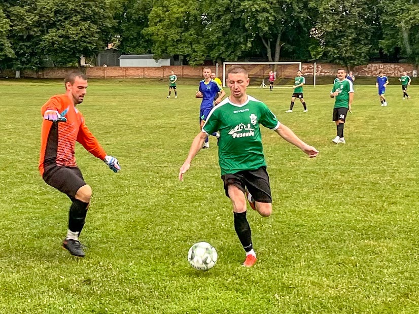 Group of people playing mini football Группа людей играющих в мини-футбол