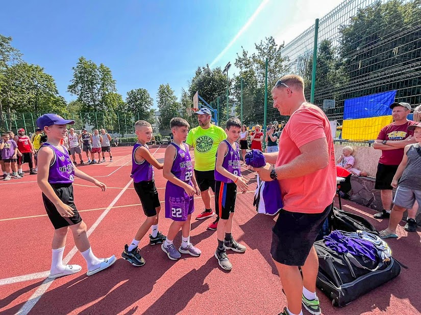 Group of people playing mini football Группа людей играющих в мини-футбол