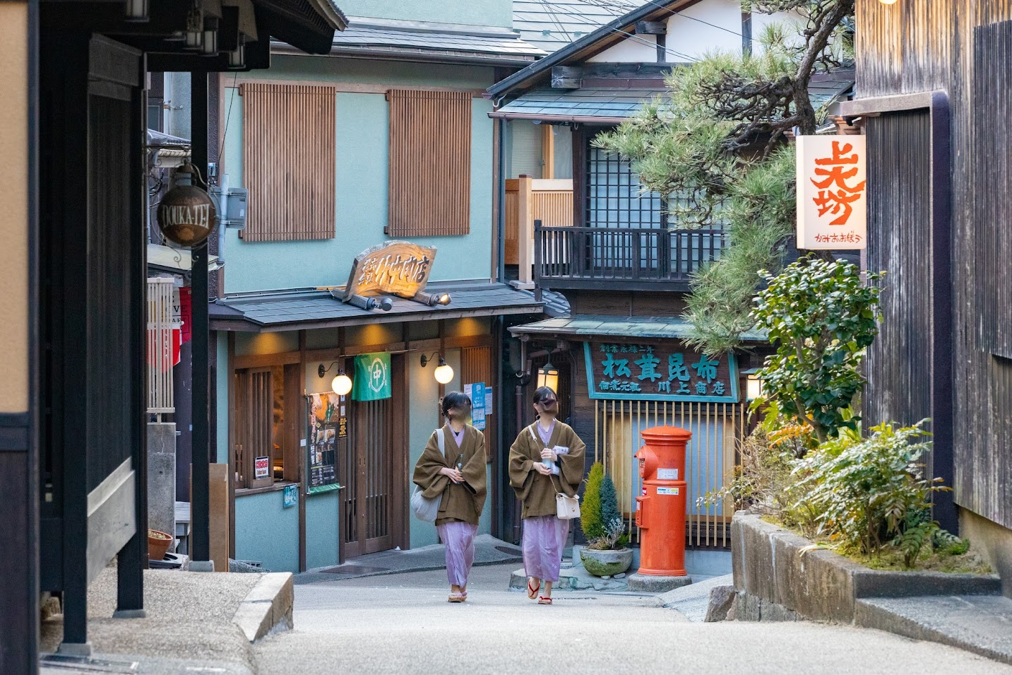 ภายในเมืองยังมีร้านค้า ร้านอาหาร และคาเฟ่ให้ได้แวะเที่ยวเพลิน ๆ