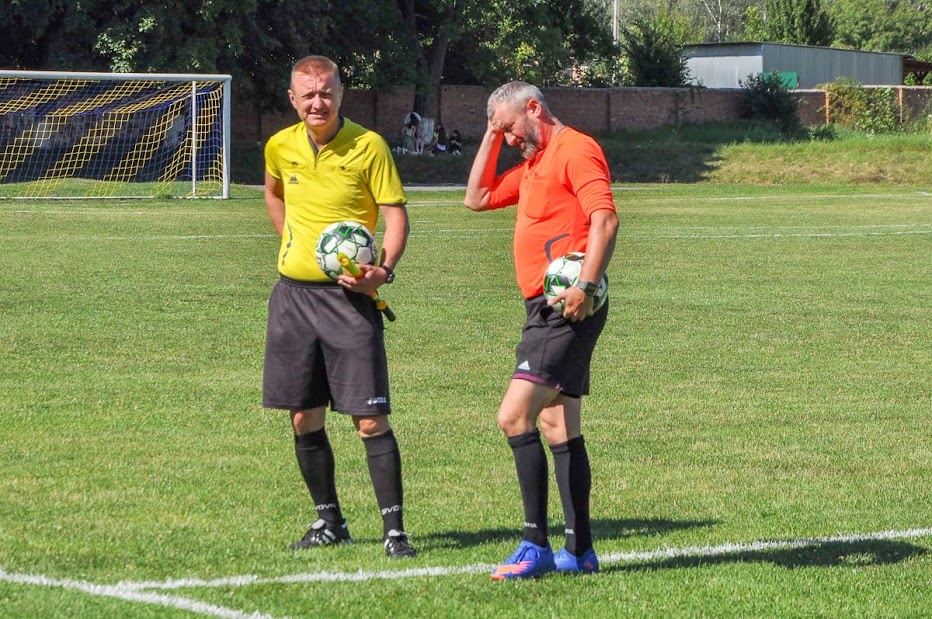 Group of people playing mini football Группа людей играющих в мини-футбол