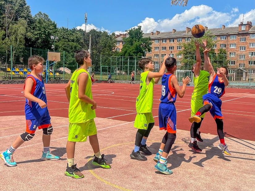 Group of people playing mini football Группа людей играющих в мини-футбол