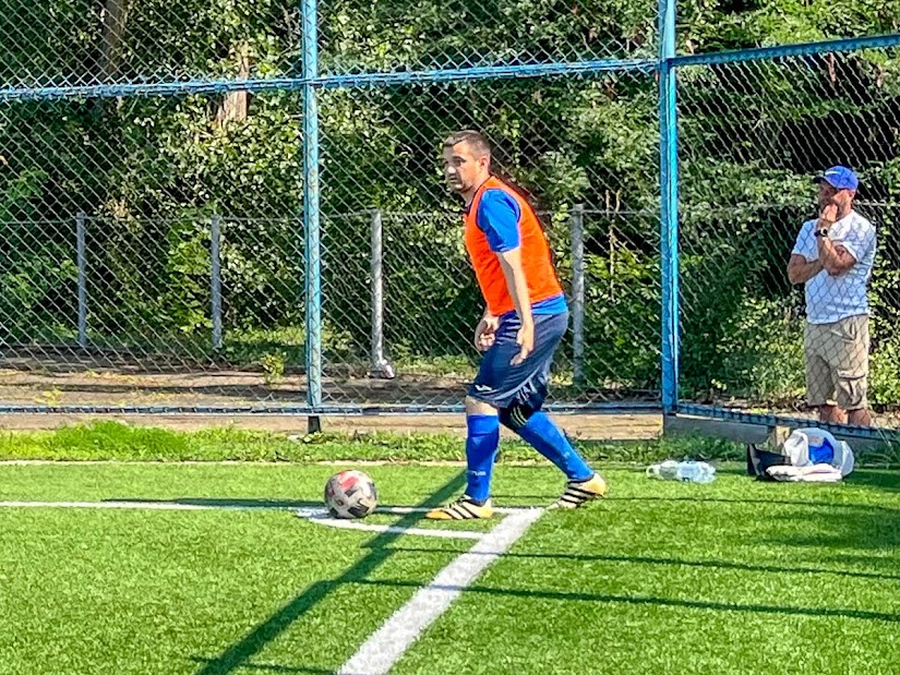 Group of people playing mini football Группа людей играющих в мини-футбол