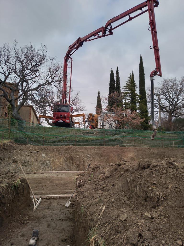 Carefully fitting out the height, measuring the size of the pool