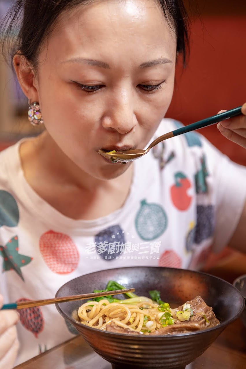 今天用多樣貌來替宅配冷凍牛肉麵開箱，我們用好胃口紀錄下異塵牛肉麵食用心得