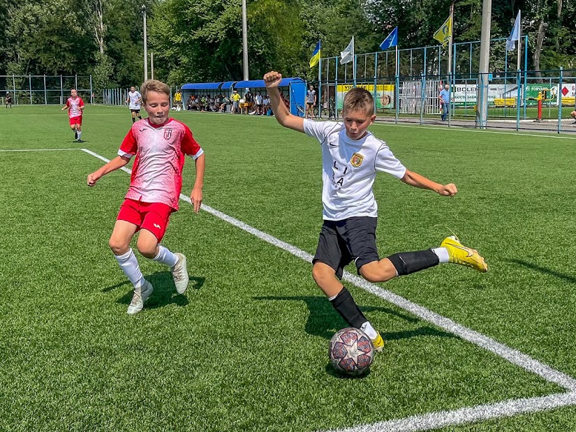 Group of people playing mini football Группа людей играющих в мини-футбол