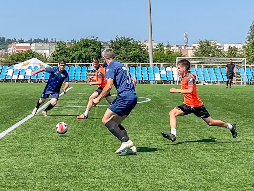 Group of people playing mini football Группа людей играющих в мини-футбол