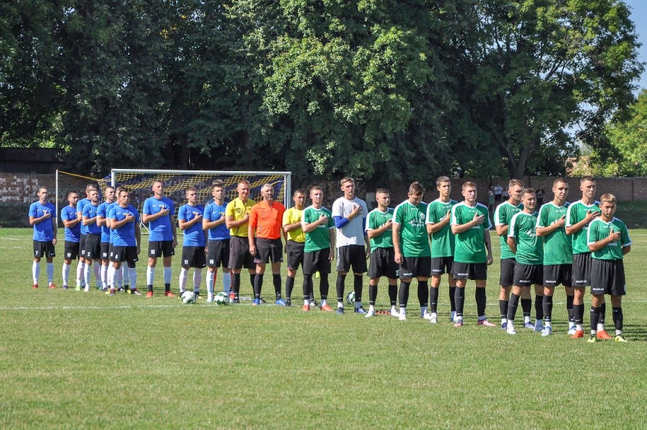 Group of people playing mini football Группа людей играющих в мини-футбол