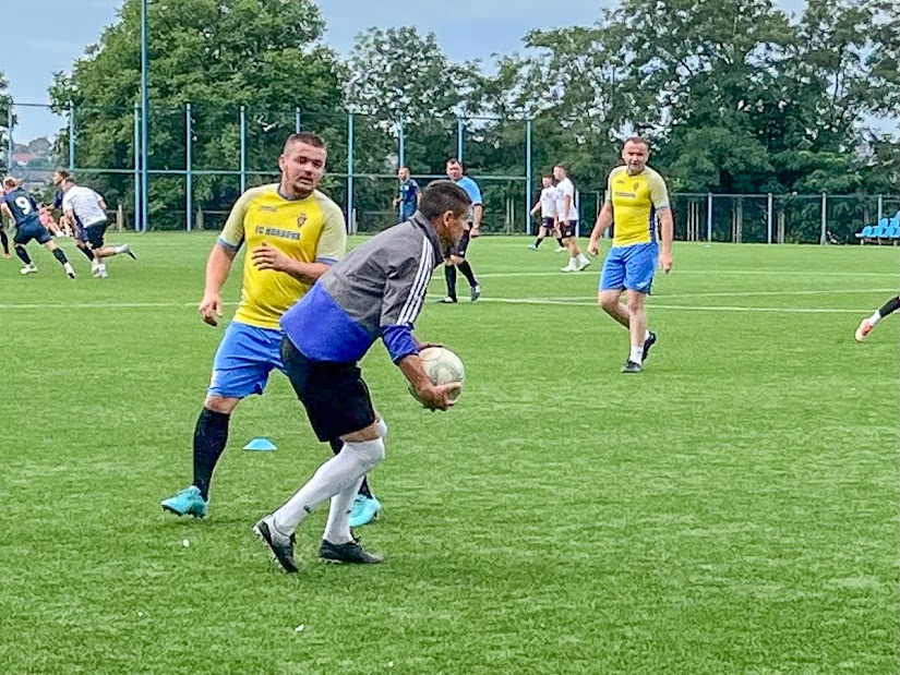 Group of people playing mini football Группа людей играющих в мини-футбол