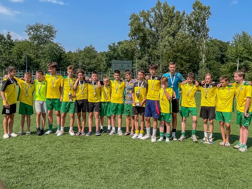 Group of people playing mini football Группа людей играющих в мини-футбол