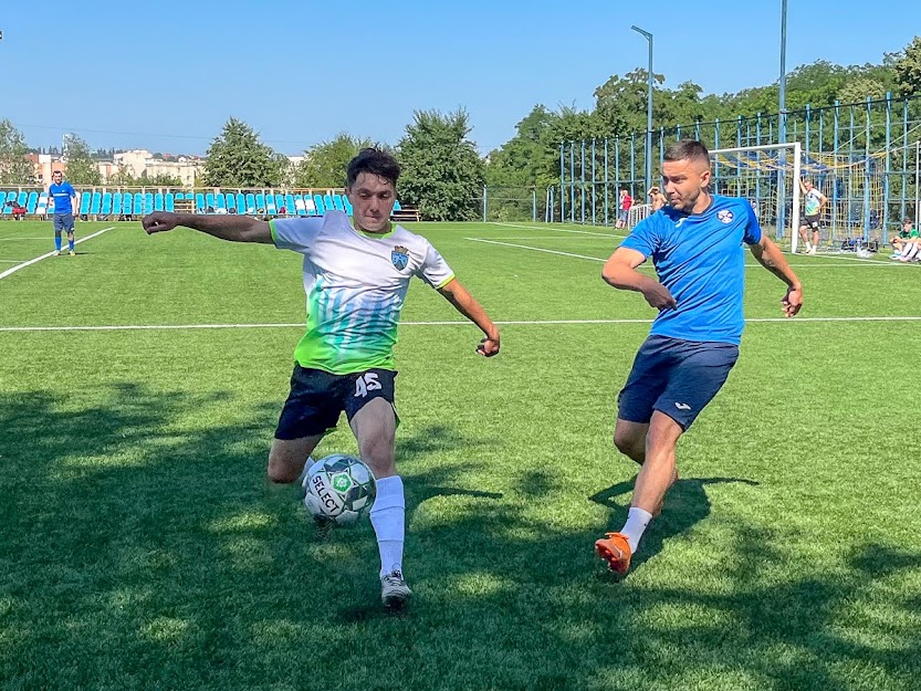 Group of people playing mini football Группа людей играющих в мини-футбол