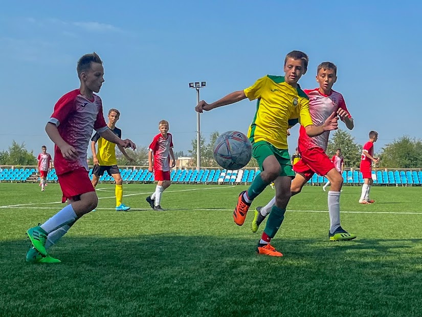 Group of people playing mini football Группа людей играющих в мини-футбол