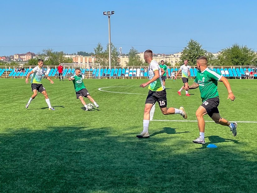 Group of people playing mini football Группа людей играющих в мини-футбол