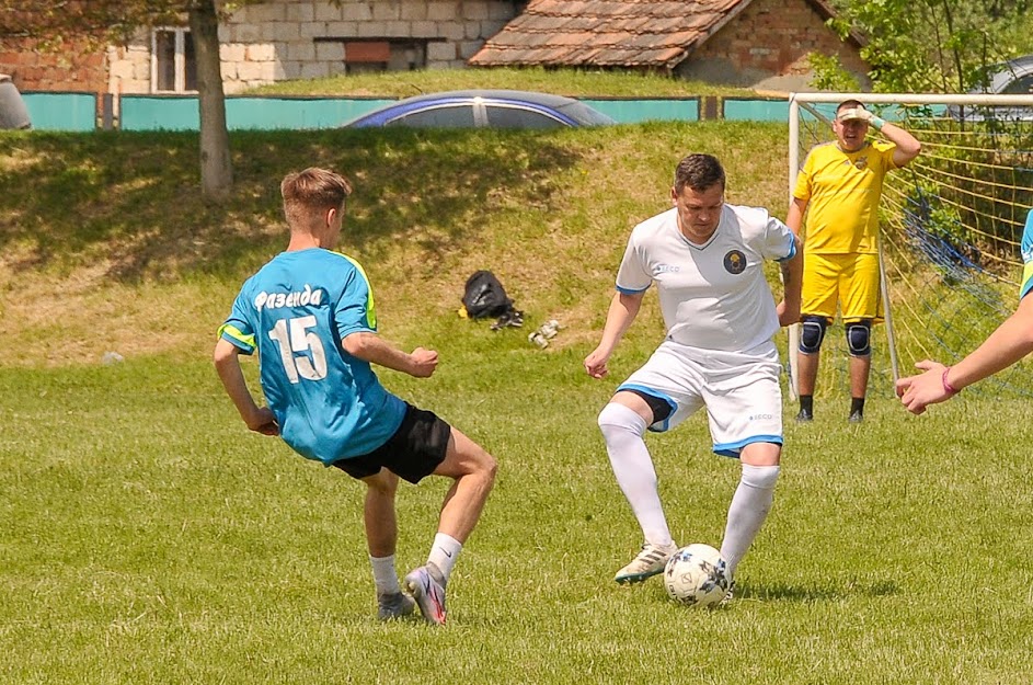 Group of people playing mini football Группа людей играющих в мини-футбол