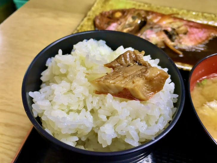 ご飯に乗せた金目鯛の煮付け