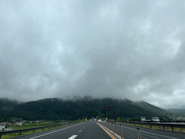 朝からの曇り空、雨が降ったり止んだり