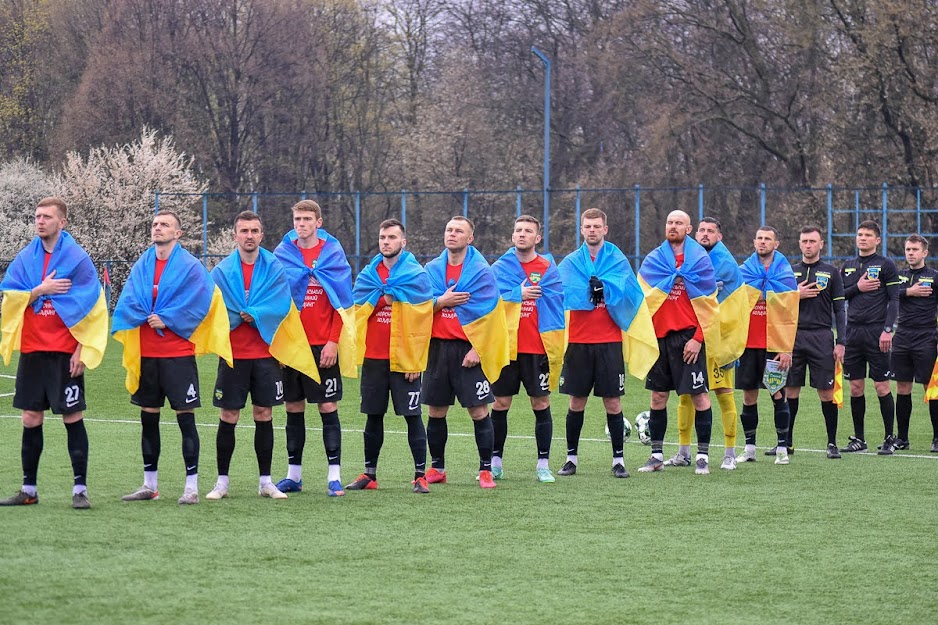 Group of people playing mini football Группа людей играющих в мини-футбол