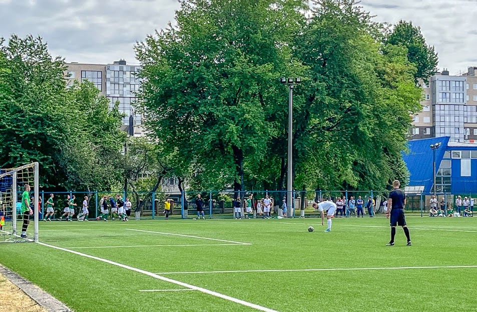 Group of people playing mini football Группа людей играющих в мини-футбол