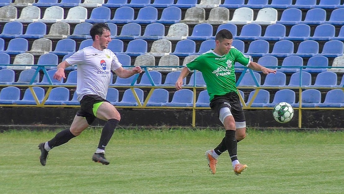 Group of people playing mini football Группа людей играющих в мини-футбол