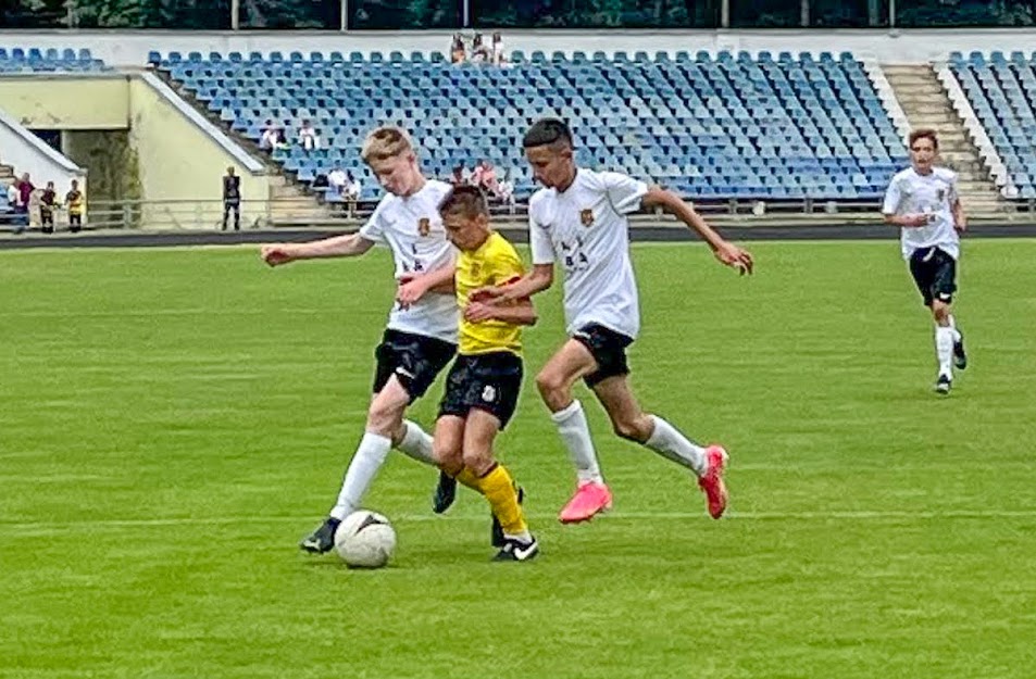 Group of people playing mini football Группа людей играющих в мини-футбол