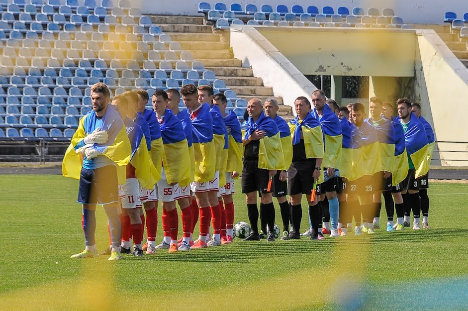 Group of people playing mini football Группа людей играющих в мини-футбол