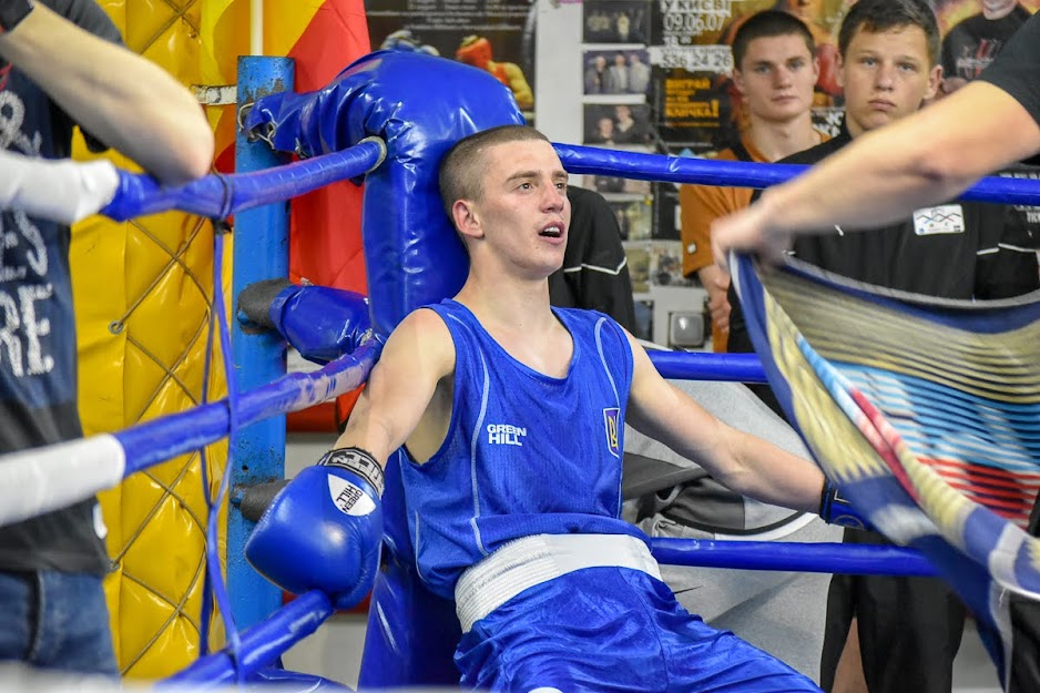 Group of people boxing Группа людей які боксують