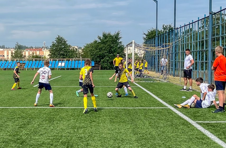 Group of people playing mini football Группа людей играющих в мини-футбол