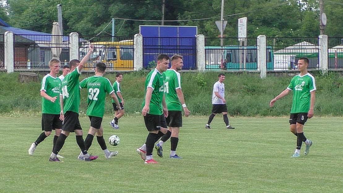 Group of people playing mini football Группа людей играющих в мини-футбол