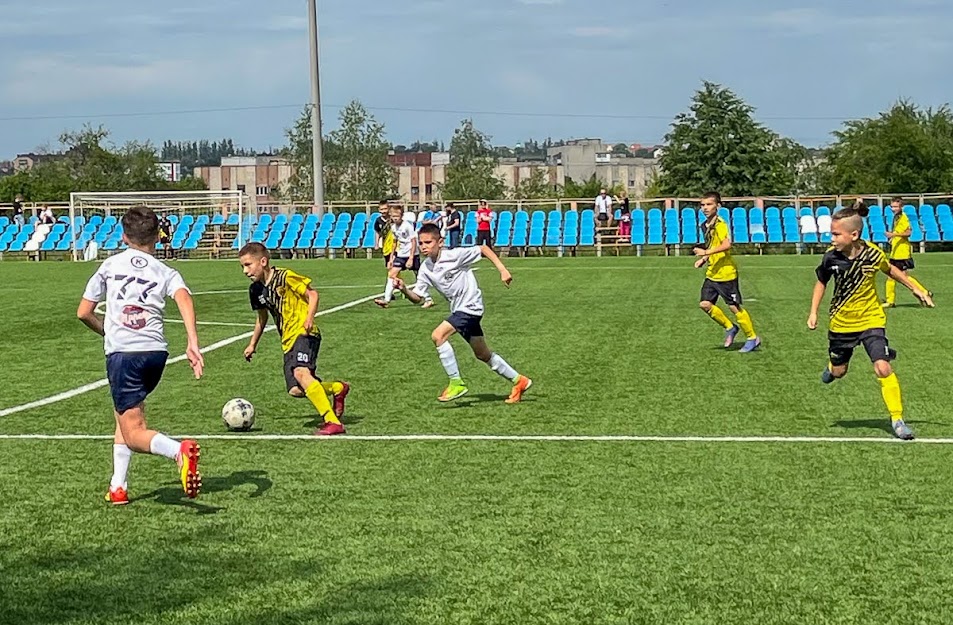 Group of people playing mini football Группа людей играющих в мини-футбол