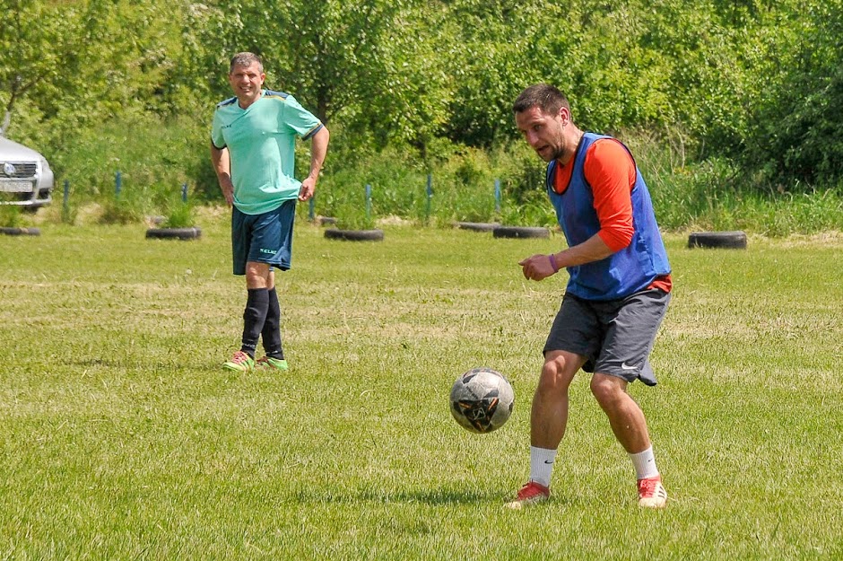 Group of people playing mini football Группа людей играющих в мини-футбол