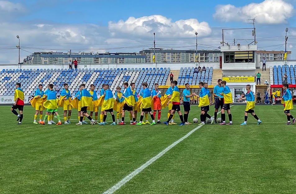 Group of people playing mini football Группа людей играющих в мини-футбол