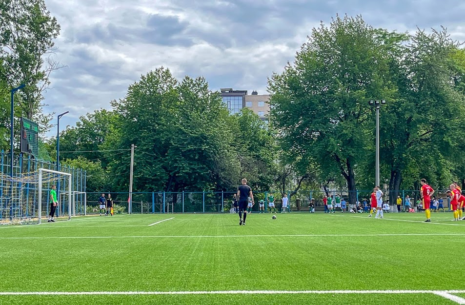 Group of people playing mini football Группа людей играющих в мини-футбол