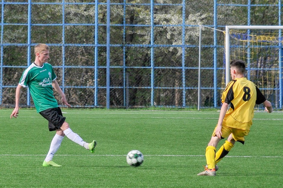 Group of people playing mini football Группа людей играющих в мини-футбол