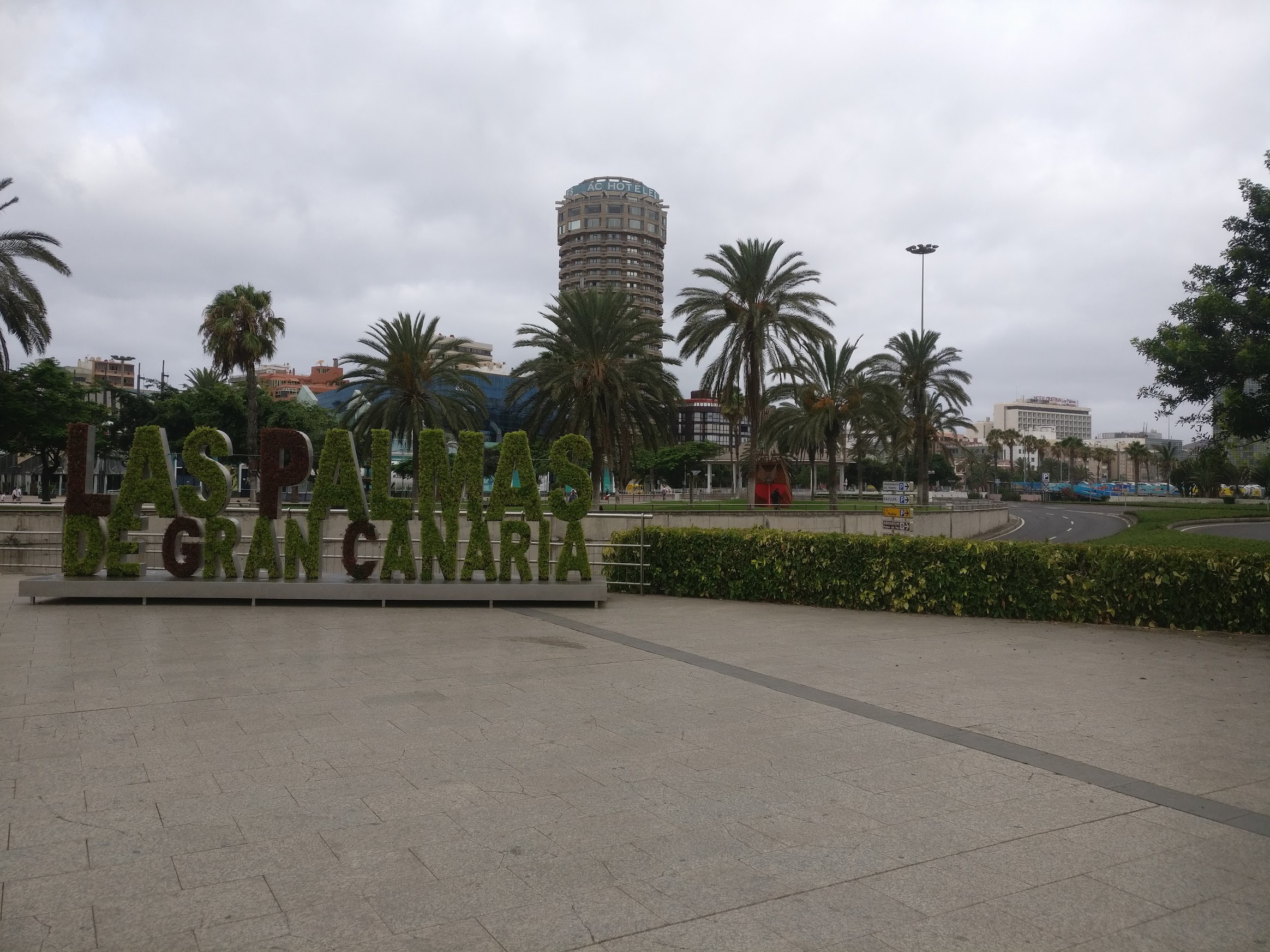 Las Palmas de Gran Canaria sculpted in a hedge on the palm tree square