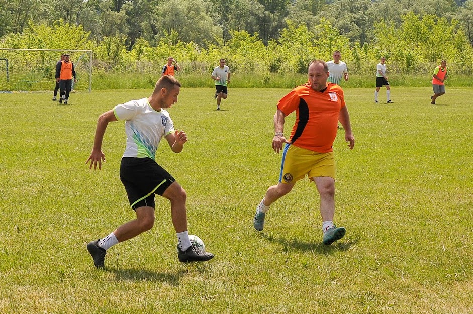 Group of people playing mini football Группа людей играющих в мини-футбол